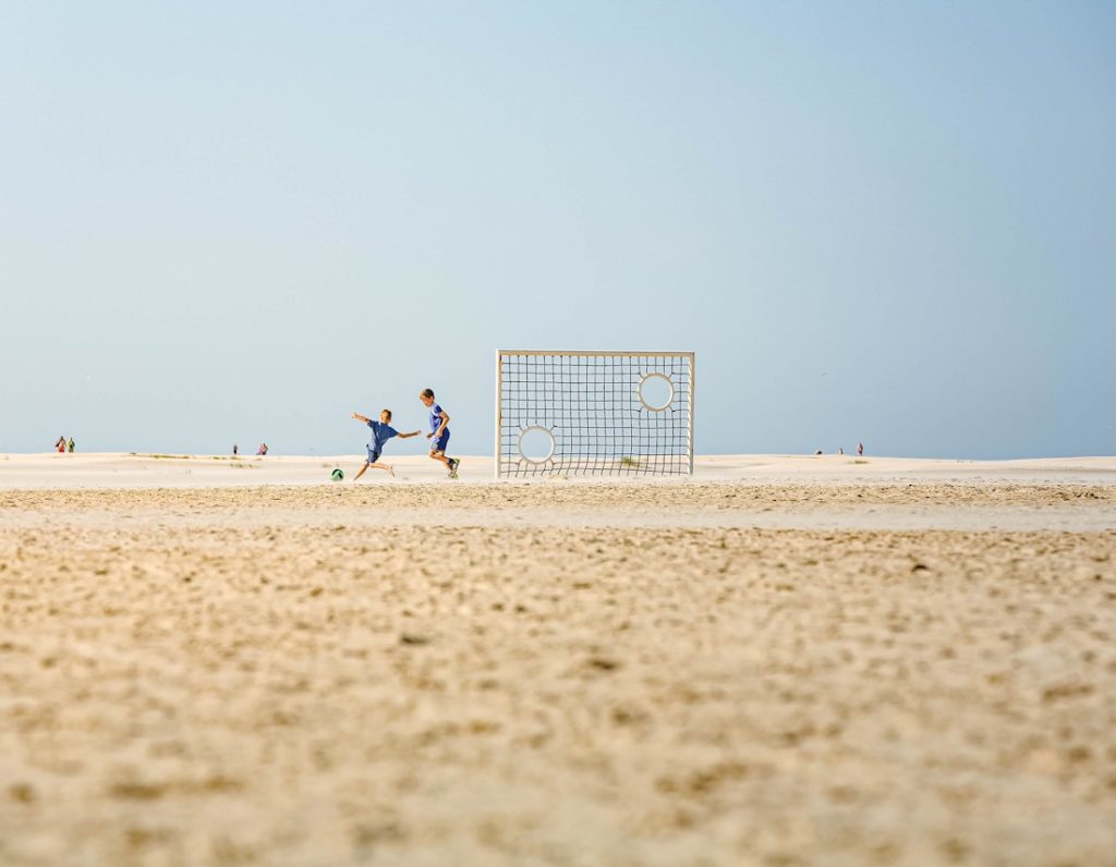 Borkum 2030 Kinder spielen im Sand Fußball